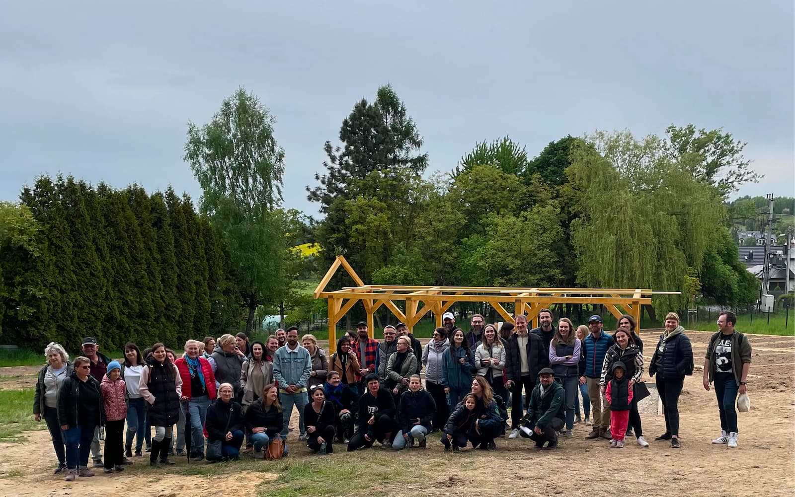 Załoga Społecznego Ogrodu Parcelowego „Pod Gwiazdami” na wspólnej fotografii z 10 maja 2025 roku.