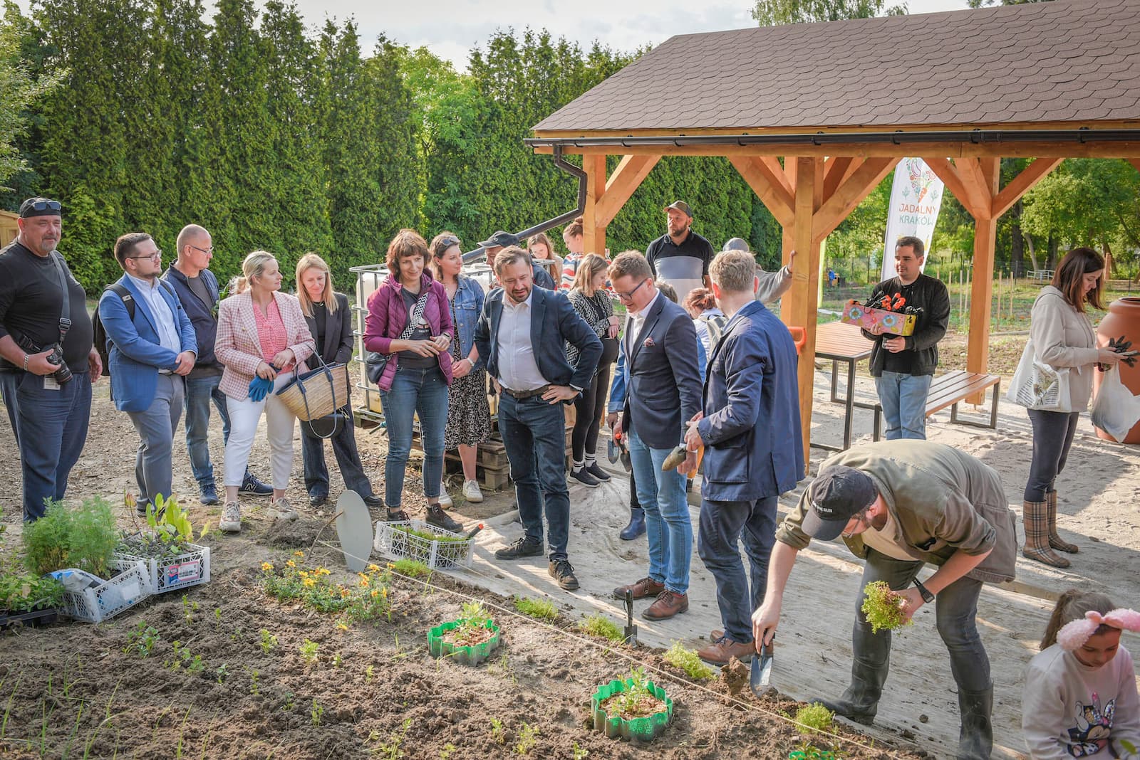 Prezydent miasta Krakowa, Dyrektor ZZM i lokalni radni wraz z ogrodnikami sadzą zioła. Zdjęcie zrobił Piotr Olejniczak.